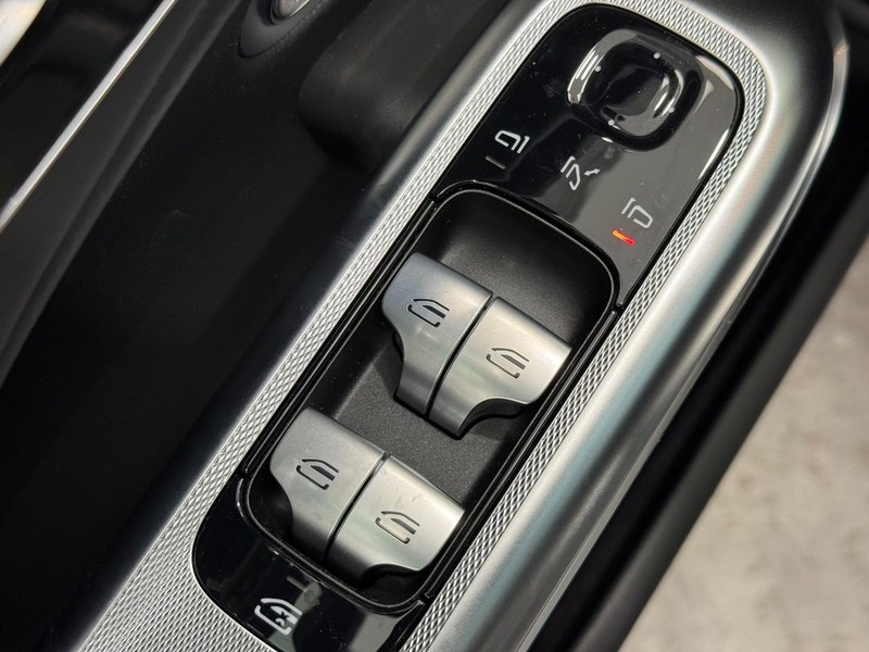 Mercedes-Benz E-Class Vehicle Image 14