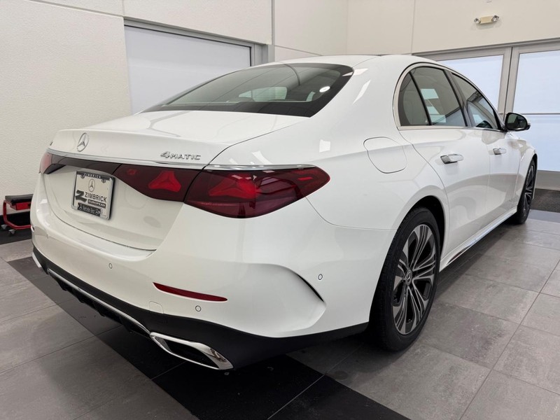 Mercedes-Benz E-Class Vehicle Image 2