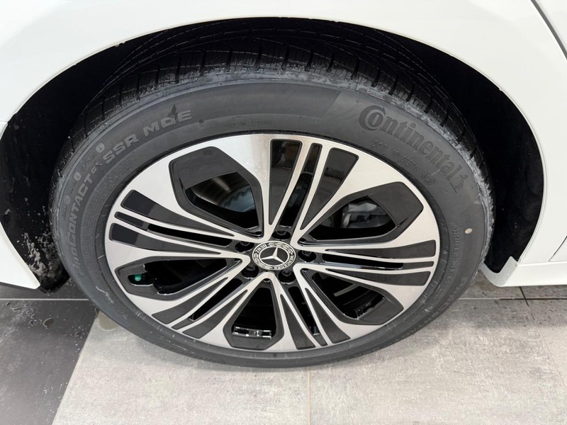 Mercedes-Benz E-Class Vehicle Image 3