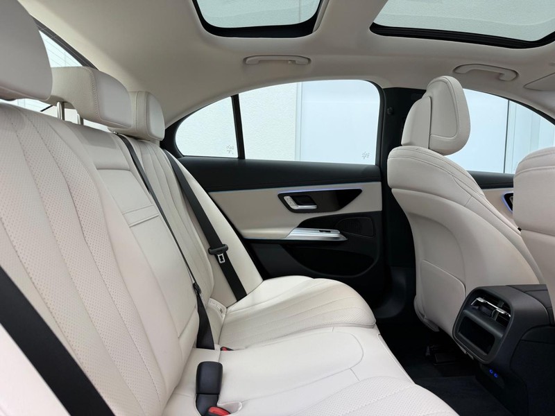 Mercedes-Benz E-Class Vehicle Image 5