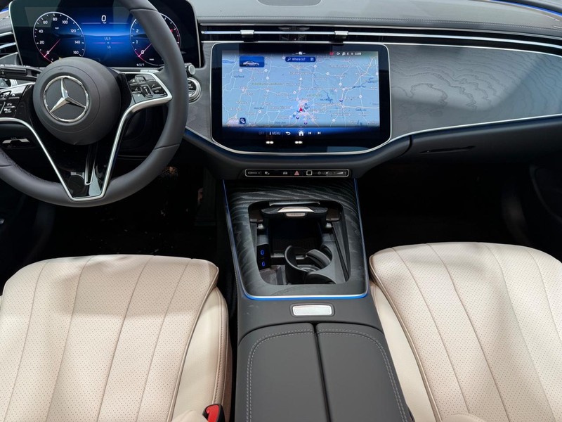 Mercedes-Benz E-Class Vehicle Image 6