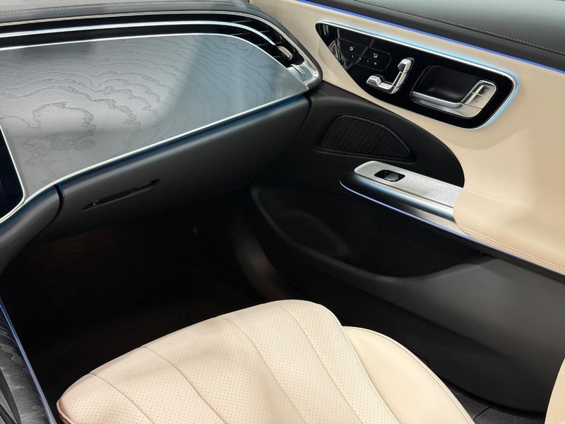Mercedes-Benz E-Class Vehicle Image 9
