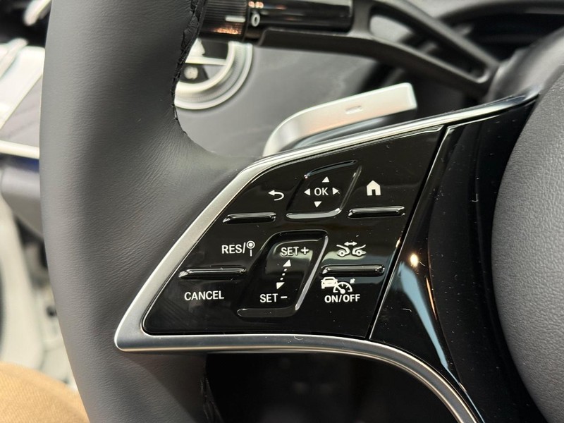 Mercedes-Benz E-Class Vehicle Image 11