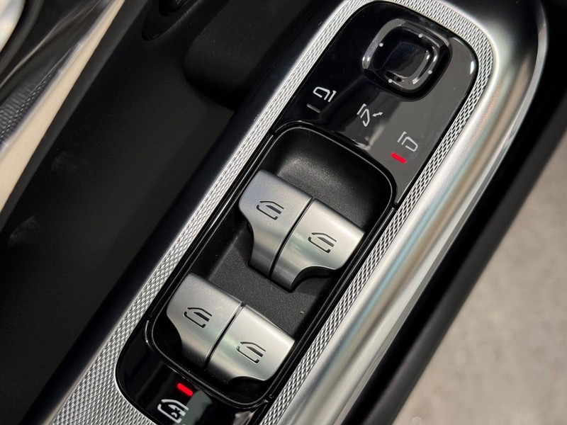 Mercedes-Benz E-Class Vehicle Image 15