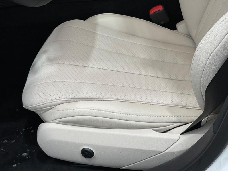 Mercedes-Benz E-Class Vehicle Image 16
