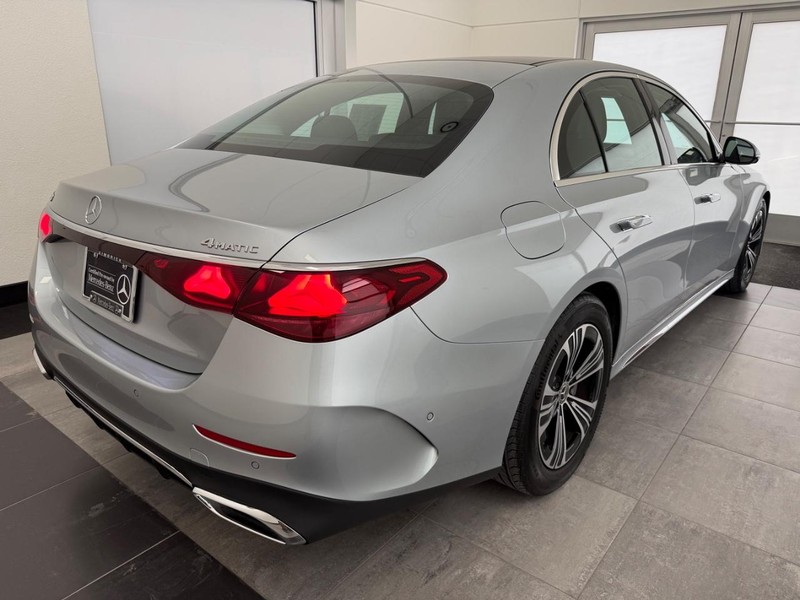 Mercedes-Benz E-Class Vehicle Full-screen Gallery Image 02