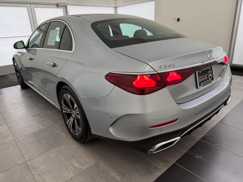 Mercedes-Benz E-Class Vehicle Full-screen Gallery Image 04