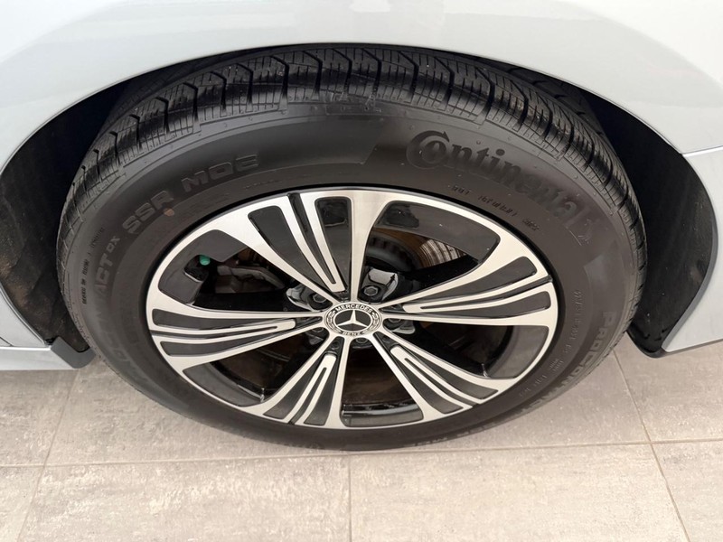 Mercedes-Benz E-Class Vehicle Full-screen Gallery Image 05