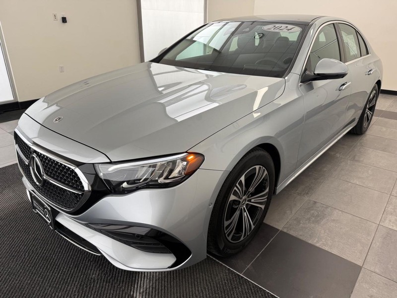 Mercedes-Benz E-Class Vehicle Full-screen Gallery Image 06