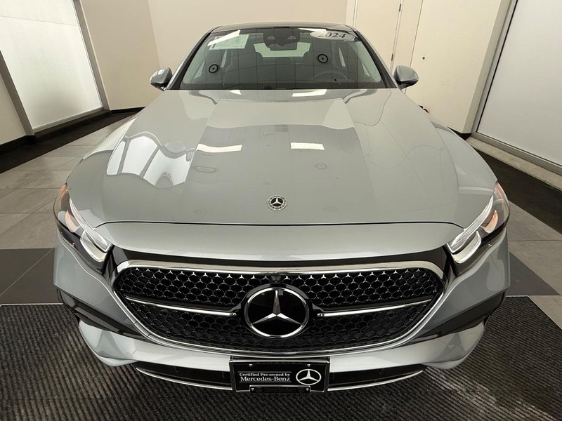 Mercedes-Benz E-Class Vehicle Full-screen Gallery Image 07