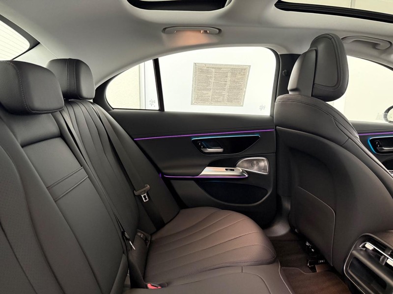 Mercedes-Benz E-Class Vehicle Full-screen Gallery Image 08