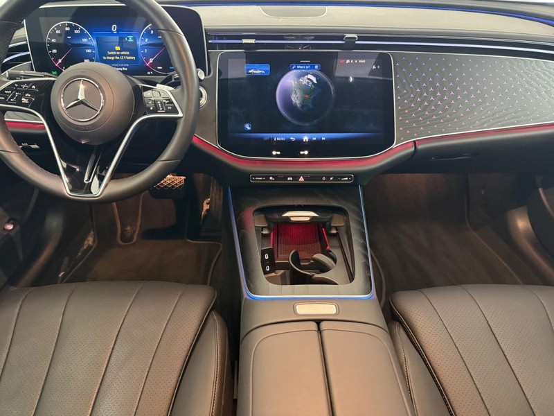 Mercedes-Benz E-Class Vehicle Full-screen Gallery Image 09