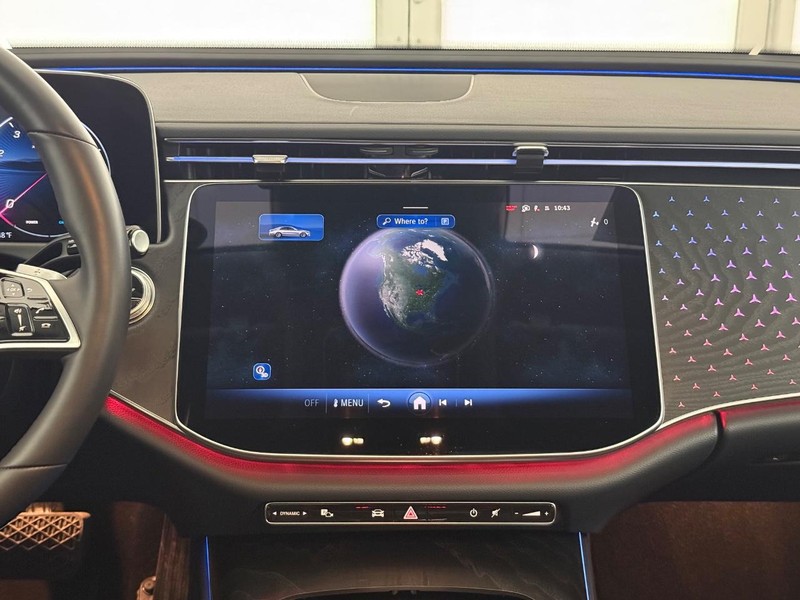 Mercedes-Benz E-Class Vehicle Full-screen Gallery Image 10