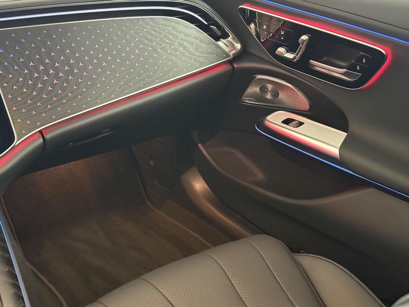 Mercedes-Benz E-Class Vehicle Full-screen Gallery Image 12