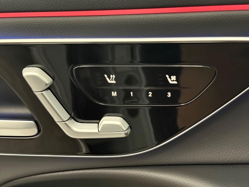 Mercedes-Benz E-Class Vehicle Full-screen Gallery Image 13