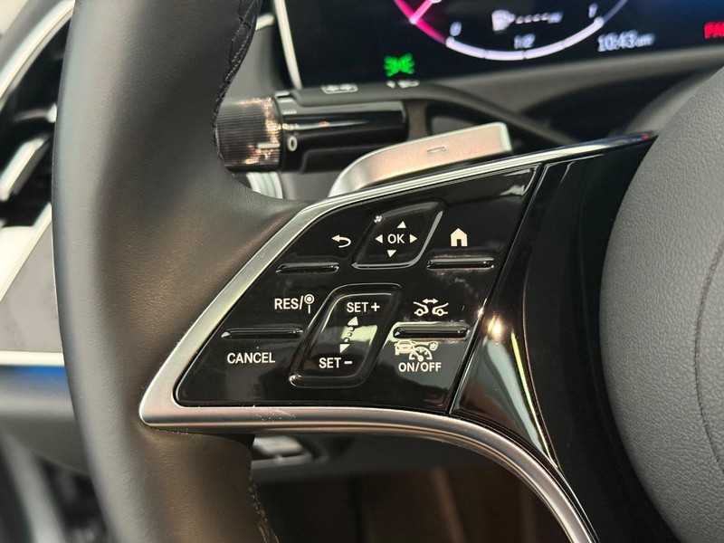 Mercedes-Benz E-Class Vehicle Full-screen Gallery Image 14