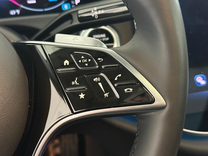 Mercedes-Benz E-Class Vehicle Full-screen Gallery Image 15