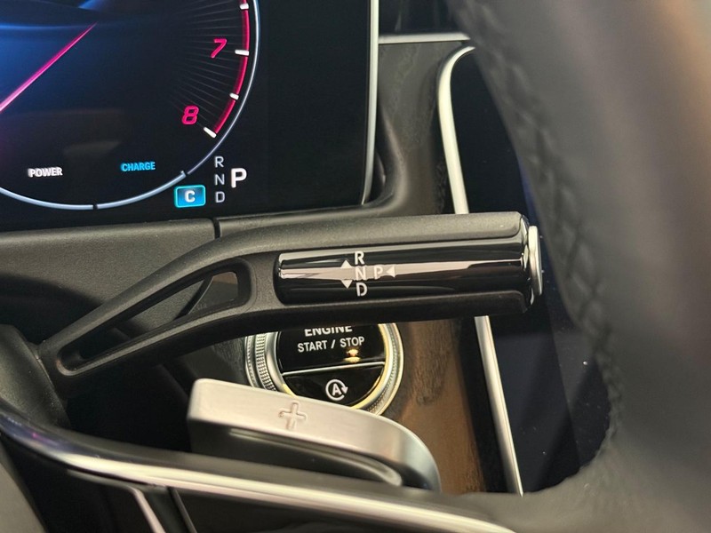 Mercedes-Benz E-Class Vehicle Full-screen Gallery Image 16