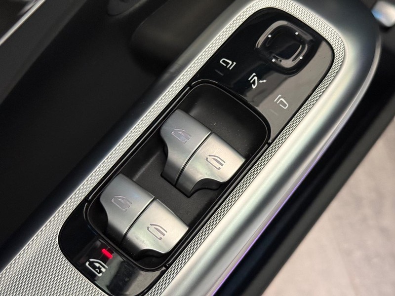 Mercedes-Benz E-Class Vehicle Full-screen Gallery Image 18