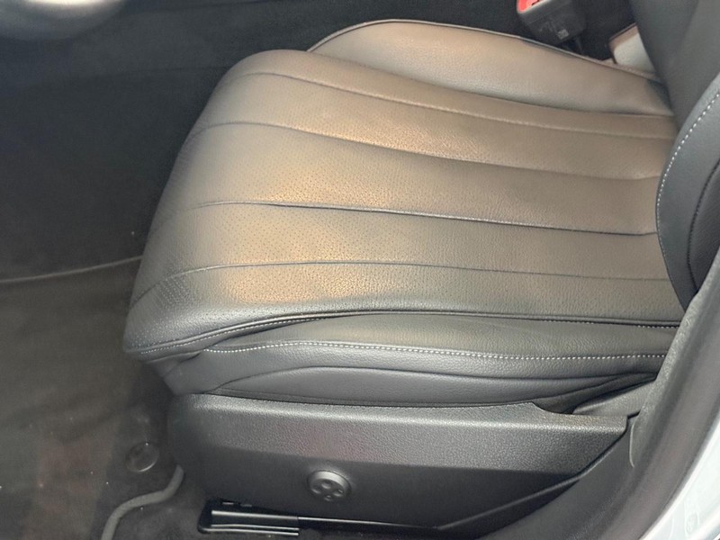 Mercedes-Benz E-Class Vehicle Full-screen Gallery Image 19