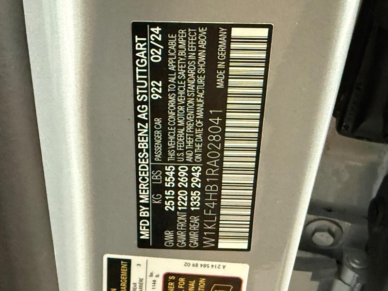 Mercedes-Benz E-Class Vehicle Full-screen Gallery Image 20