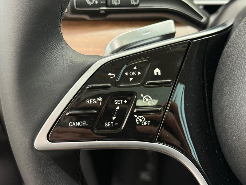 Mercedes-Benz GLE Vehicle Image 11