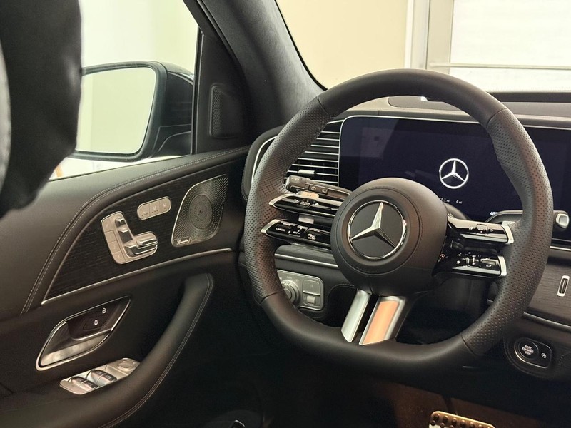 Mercedes-Benz GLS Vehicle Image 8