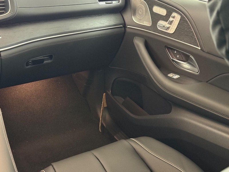 Mercedes-Benz GLS Vehicle Image 9