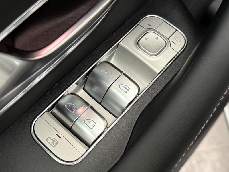 Mercedes-Benz GLS Vehicle Image 15