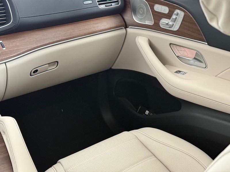 Mercedes-Benz GLS Vehicle Image 9