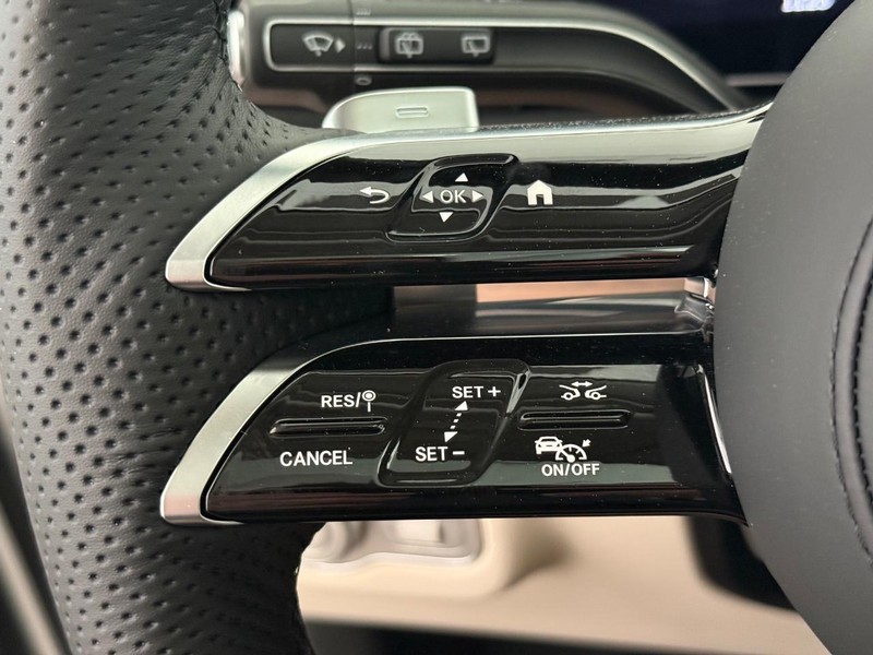 Mercedes-Benz GLS Vehicle Image 11