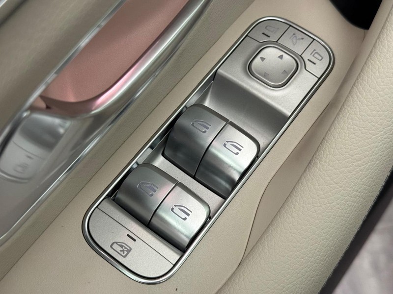 Mercedes-Benz GLS Vehicle Image 15