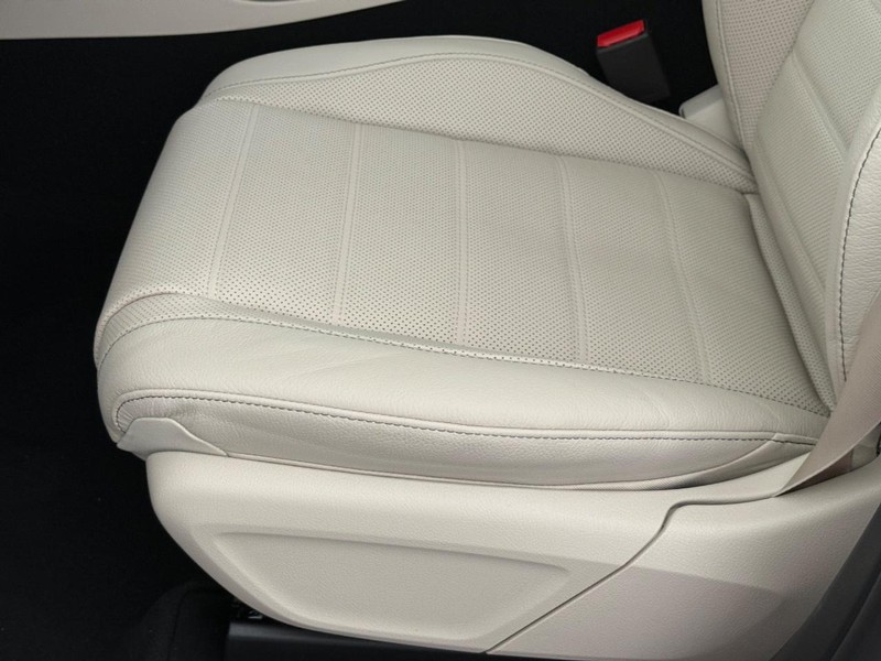 Mercedes-Benz GLS Vehicle Image 16