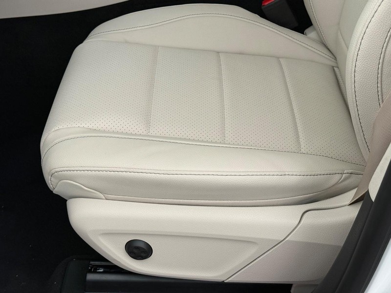 Mercedes-Benz GLE Vehicle Image 16