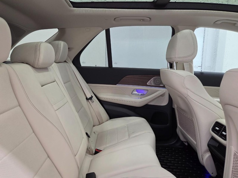 Mercedes-Benz GLE Vehicle Image 5