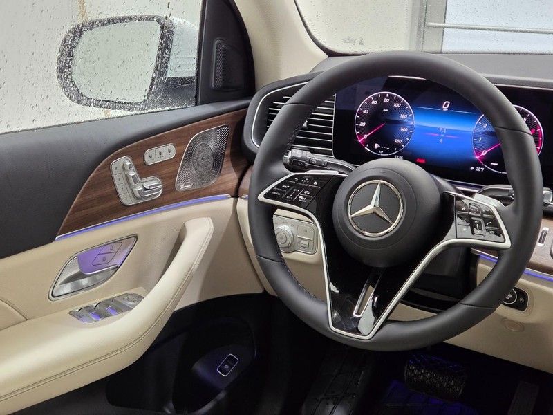 Mercedes-Benz GLE Vehicle Image 8