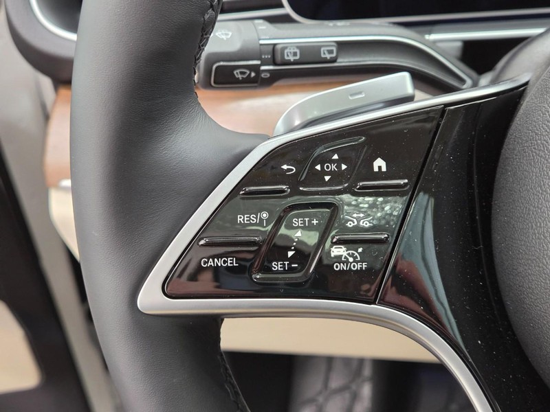 Mercedes-Benz GLE Vehicle Image 11