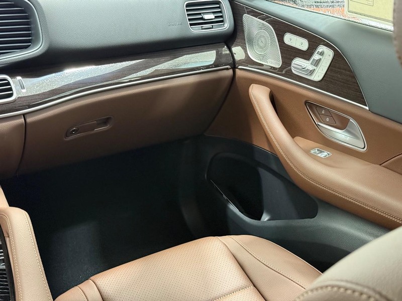 Mercedes-Benz GLE Vehicle Image 9