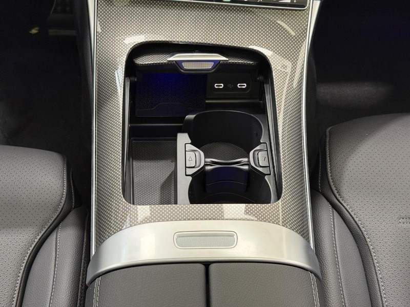 Mercedes-Benz C-Class Vehicle Image 8