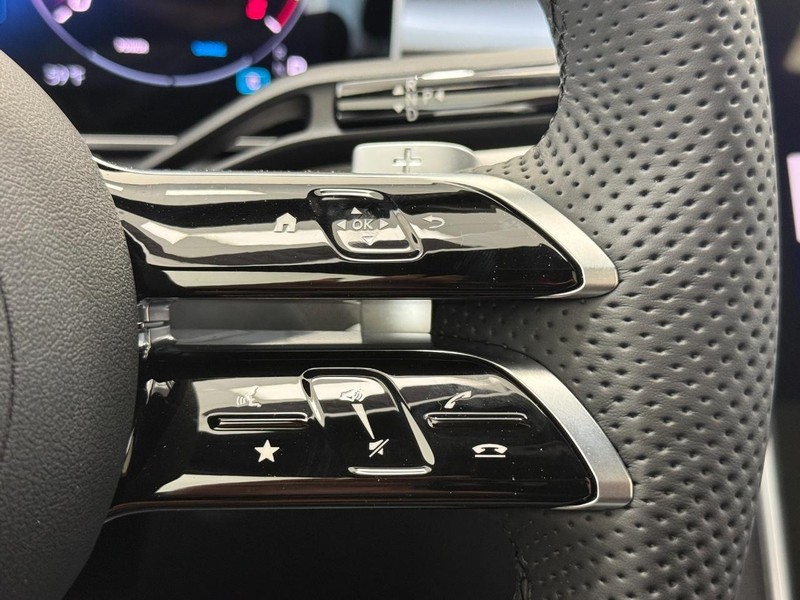 Mercedes-Benz C-Class Vehicle Image 13