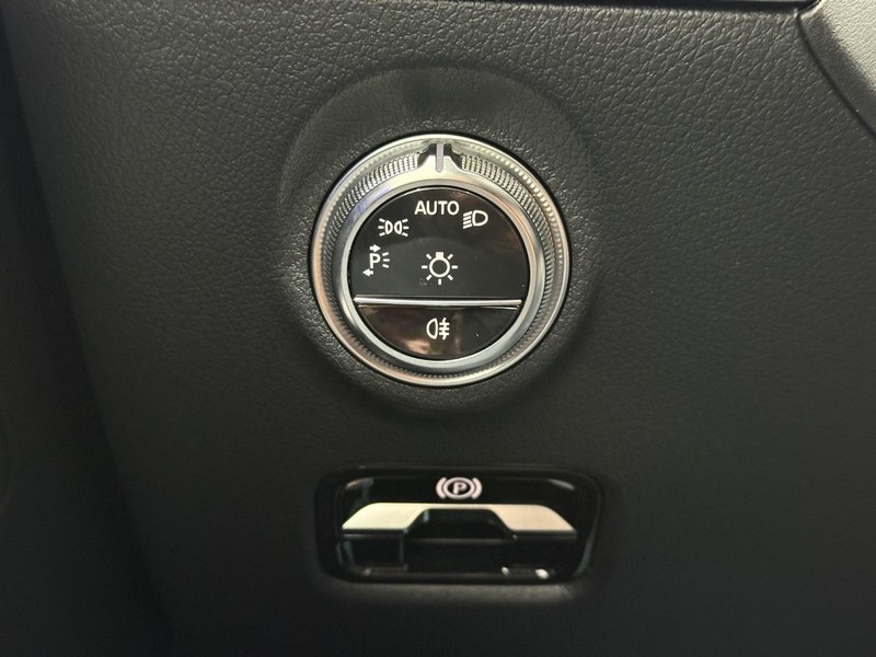 Mercedes-Benz C-Class Vehicle Image 17