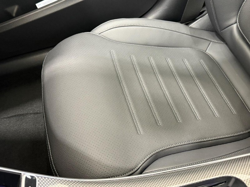 Mercedes-Benz C-Class Vehicle Image 18