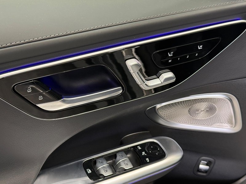 Mercedes-Benz C-Class Vehicle Image 11