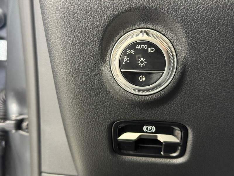 Mercedes-Benz C-Class Vehicle Image 17