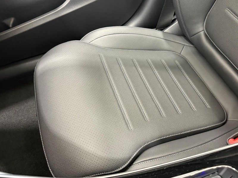 Mercedes-Benz C-Class Vehicle Image 18