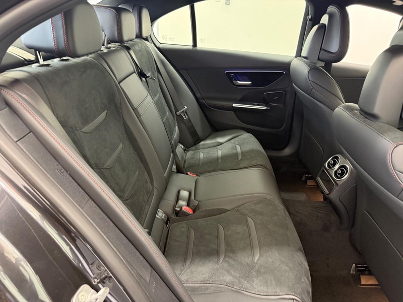 Mercedes-Benz C-Class Vehicle Image 5
