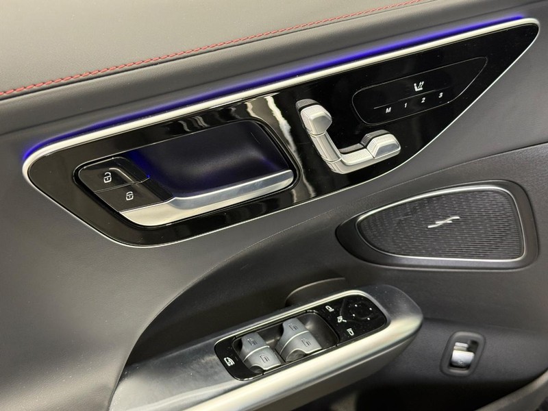 Mercedes-Benz C-Class Vehicle Image 11
