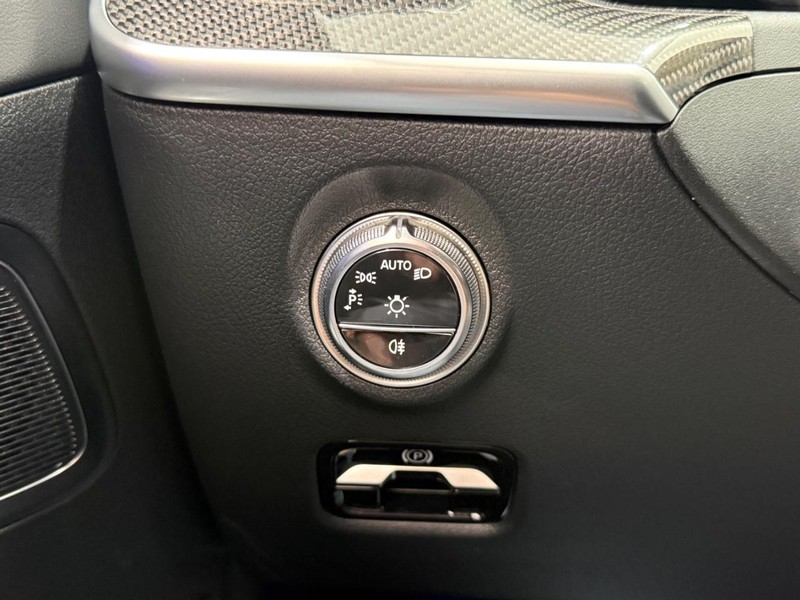 Mercedes-Benz C-Class Vehicle Image 17