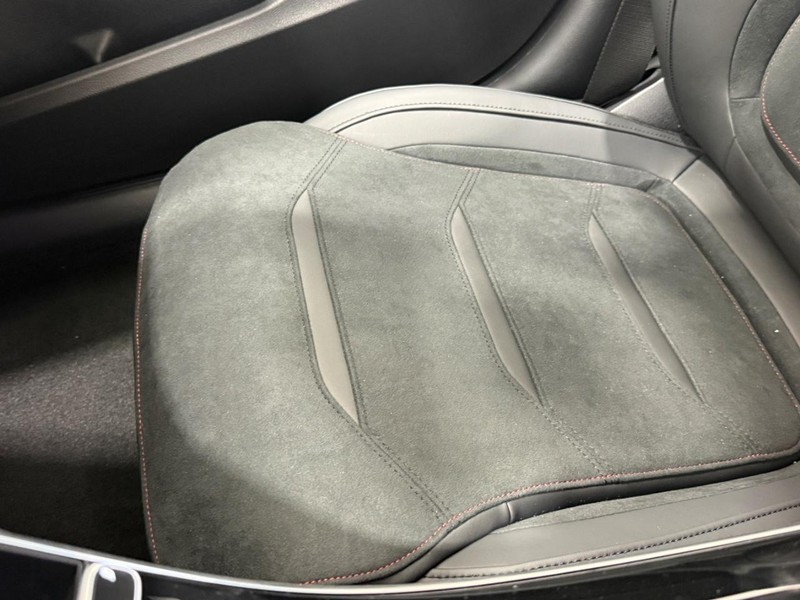 Mercedes-Benz C-Class Vehicle Image 18