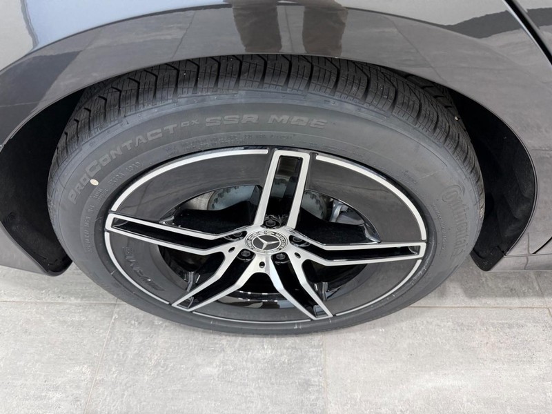 Mercedes-Benz E-Class Vehicle Image 3